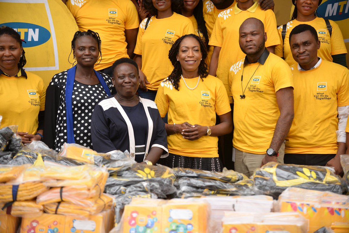 Stunner_Guy's tweet photo. Pree what went down at Alapere Primary school,ketu Today.
As @MTNFoundationNG usually does,the school pupils had gobs of learning materials shower on them courtesy @MTNNG #WCWDT initiative.
The MTN executives on ground were all excited as they were all smiles during the exercise https://t.co/7fQj01nG9T