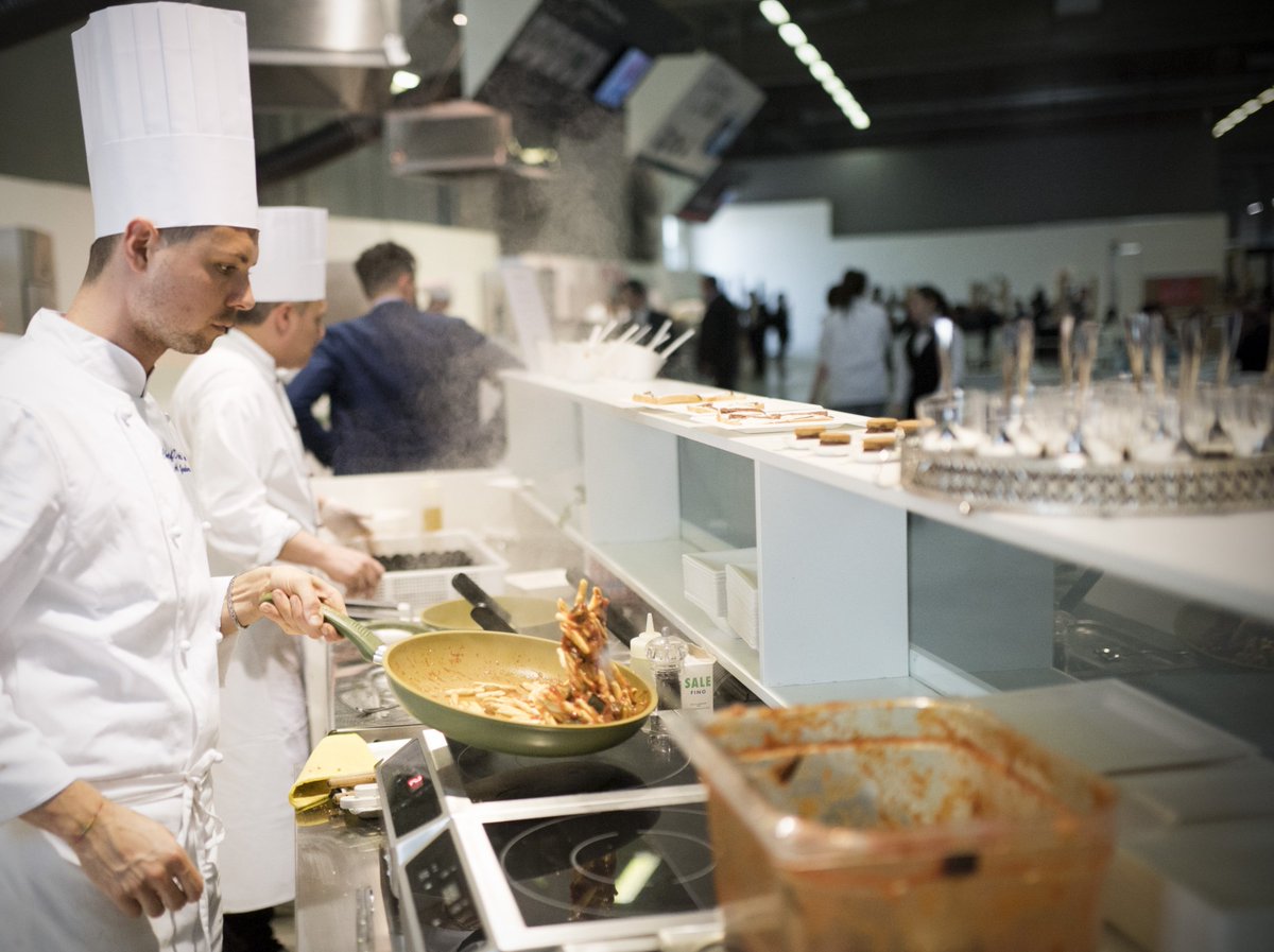A tutto #showcooking a #Cibus Connect! Oltre 50 cucine con #chef per degustare il meglio del #food #madeinitaly Dai un'occhiata sul sito di Cibus, ci sono tutte le info, compresi i #menu 😋 cibus.it/area-show-cook…