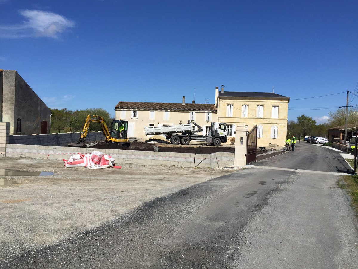 Capleonveyrin's tweet photo. En travaux mais dans quelques jours une très belle entrée pour vous accueillir 😀 #capleonveyrin #gagnantdelacoupedescrusbourgeois #crusbourgeois #vindebordeaux #vindumedoc #listracmedoc https://t.co/r1DbOoLL3C