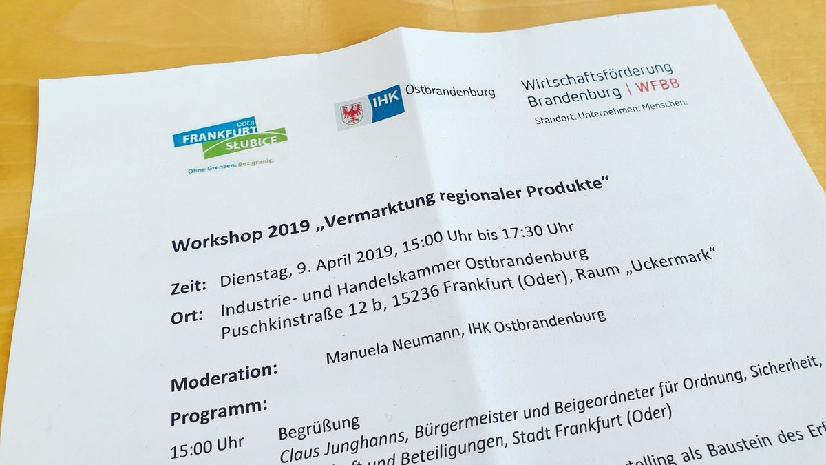 kritikkultur's tweet photo. Beim Workshop "Vermarktung regionaler Produkte" bei der @IHK_Ostbrandenb geht's jetzt darum, wie wir unsere Erzeugnisse noch besser an die Kunden bekommen können.

Erster Vortrag zum Thema Storytelling. Rafael Kugel von @Havelwasser erzählt seine Story.
#clusterwoche2019 #wfbb https://t.co/ExQFhmvdo1