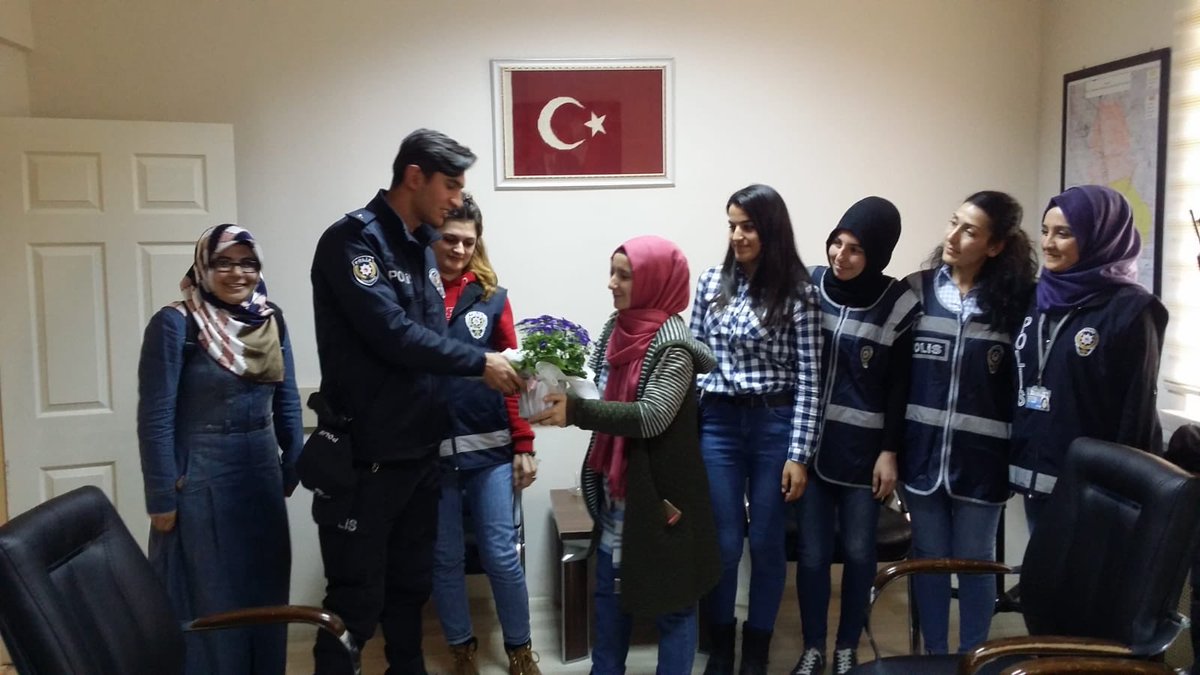 Vatan-Millet uğruna,Din-i Devlet uğruna,Bayrak inmesin,Ezan-ı Muhammed-î susmasın diye canları pahasına,huzur ve güvenliğimiz için mücadele eden Türk Polis Teşkilâtımızın 174.kuruluş yıldönümününde Saliha Sultan Yurdu Öğrencilerimiz Narkotik Şubeyi ziyaret ettiler.🇹🇷🇹🇷