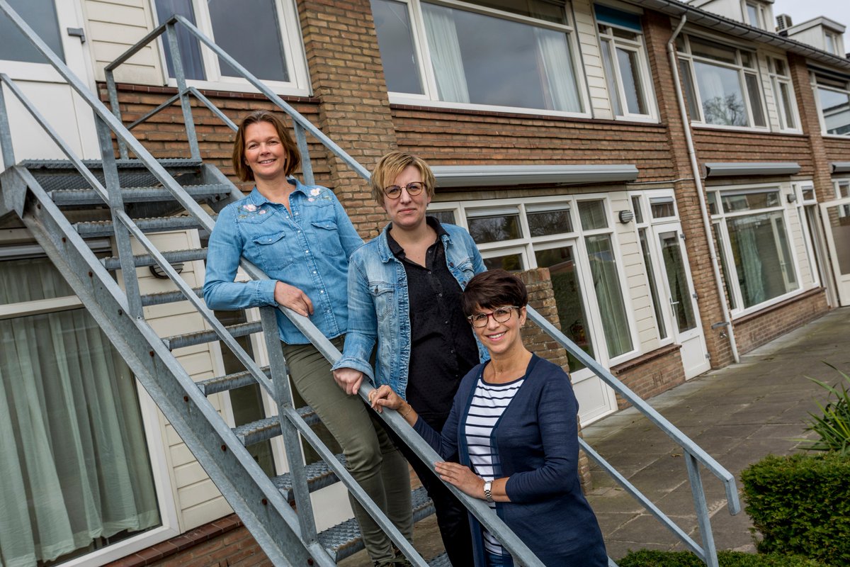 wonenbijJOOST's tweet image. Als jongvolwassene voor het eerst op jezelf gaan wonen. Sommige jongeren hebben daar wat extra hulp bij nodig. In de Adrianastraat kunnen jongeren onder begeleiding op zichzelf leren wonen. Uniek project ism gemeente @Boxtel en #KamersMetKansen #2Live bit.ly/2WXGZ2W