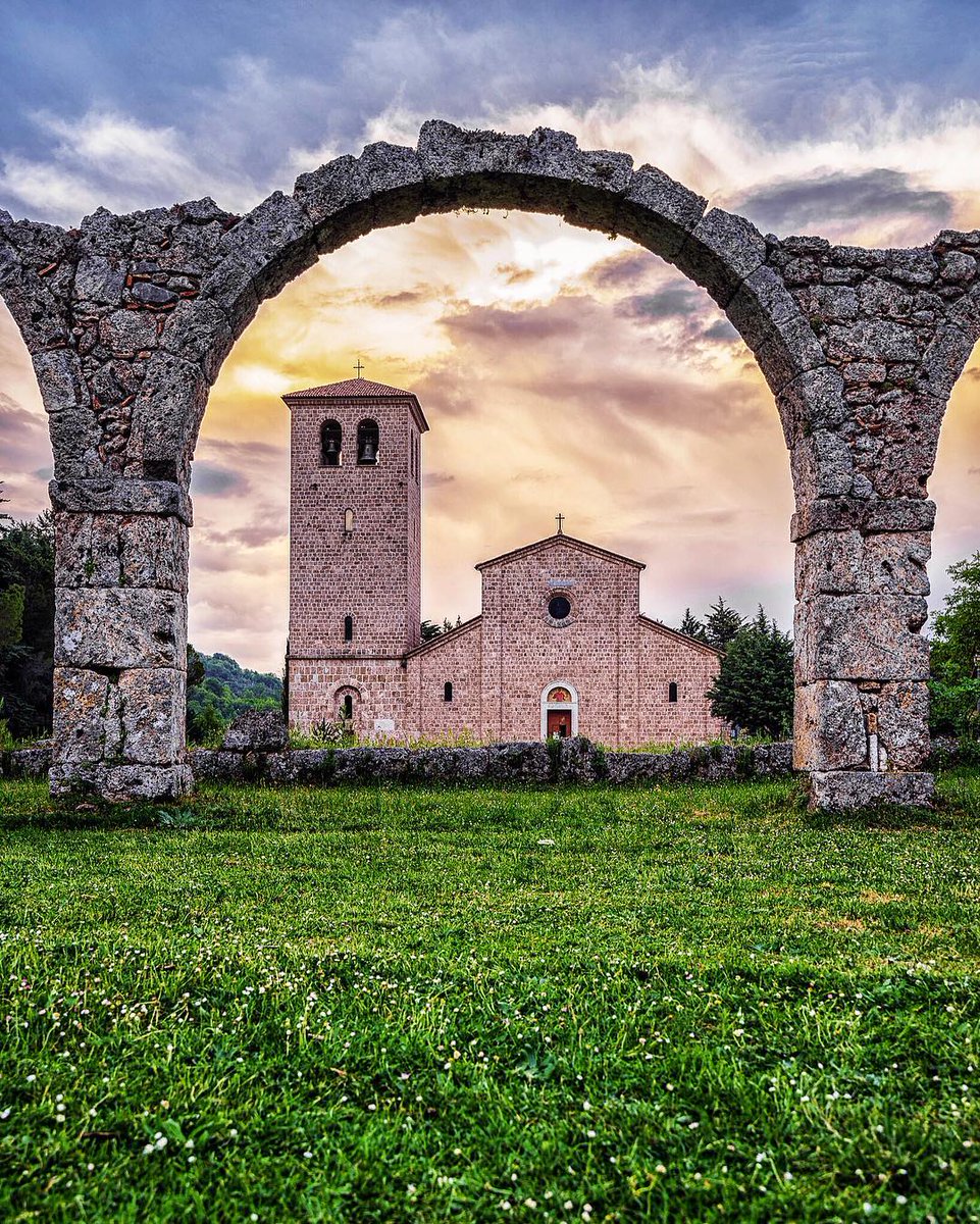 Italia's tweet photo. L'Abbazia di San Vincenzo al Volturno è un vero gioiello immerso nel verde del #Molise. Da non perdere gli straordinari affreschi all'interno e il sito archeologico. #TreasureItaly #IlikeItaly

📷 IG ginpet72 https://t.co/FwdEZbPM0x