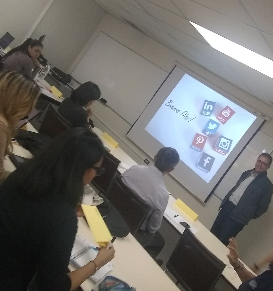 ExtensionUNIMET's tweet image. Hoy en #CENDECO dimos inicio al #curso Gestión de redes sociales empresariales y generación de contenido.
Gracias a los participantes por sus incansables ganas de aprender y a @victorpalmitest por tan buena energía, disposición y profesionalismo 👏🏽
#SomosUnimet