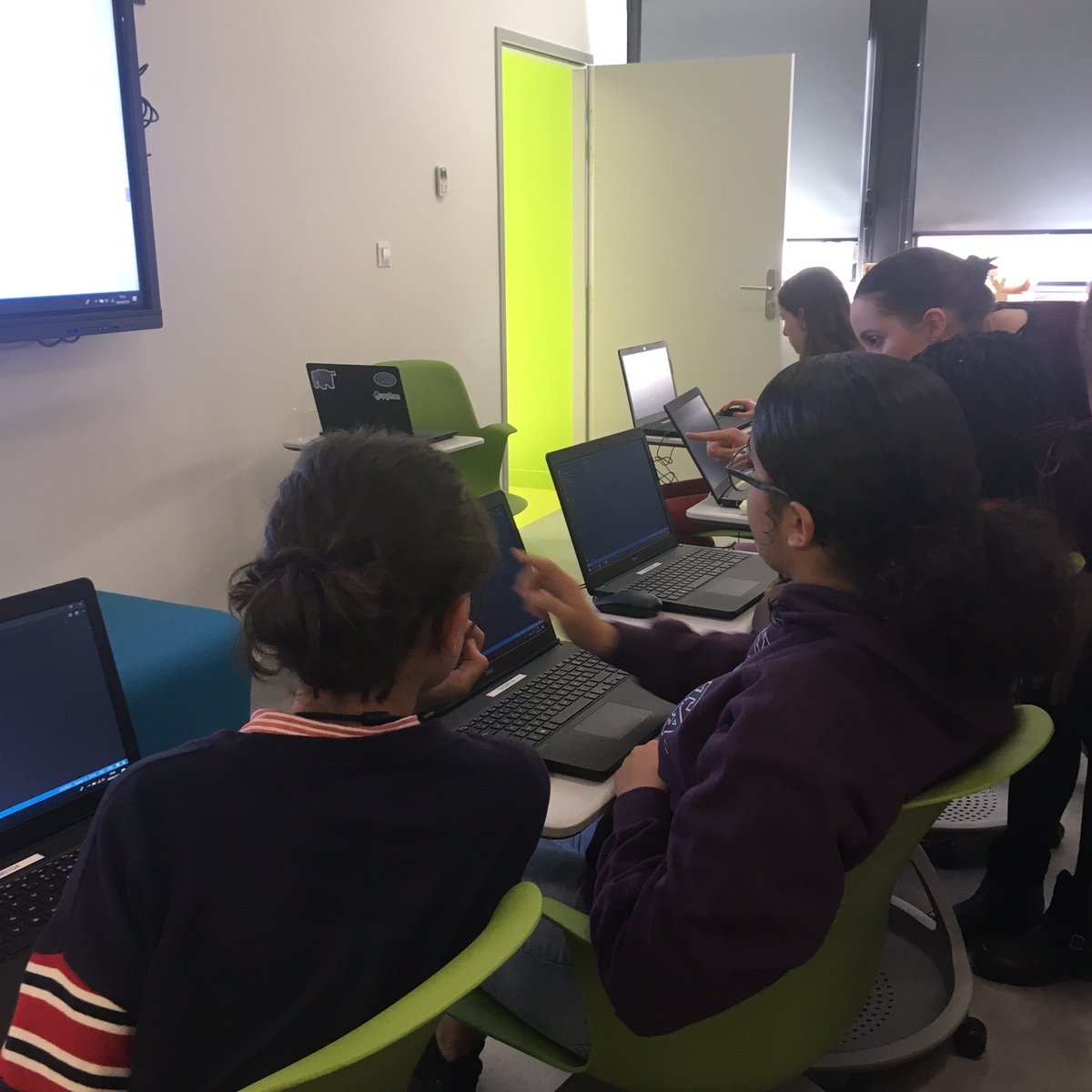 ilikeitnum's tweet image. #GirlsRCoding les collégiennes découvrent les balises #html avec @garreau_audrey @MicropoleNantes @Youpi_Yop @yumigoteam 🥳👏 @loireatlantique