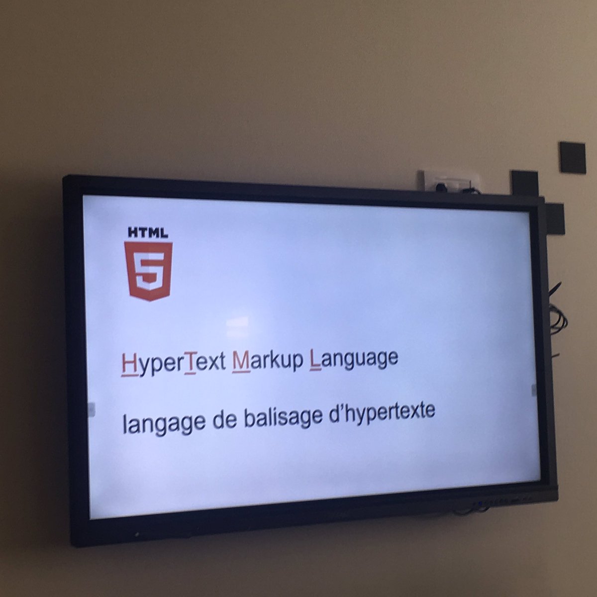 ilikeitnum's tweet image. #GirlsRCoding les collégiennes découvrent les balises #html avec @garreau_audrey @MicropoleNantes @Youpi_Yop @yumigoteam 🥳👏 @loireatlantique