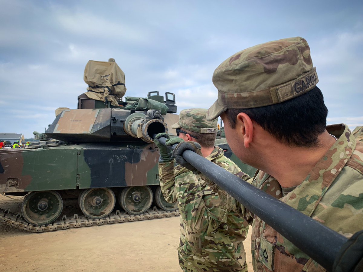 2ABCT1AD's tweet photo. SQUEAKY CLEAN
As the #dfe19 exercise comes to an end these #IronSoldiers bore clean the Barrel of their M1 Abrams tank in preparation for vehicle turn-in. #readiness https://t.co/LHvat6DEE0