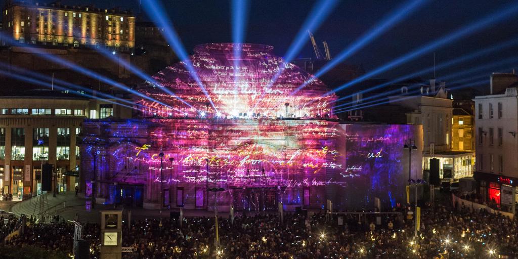 We are looking for an outstanding Senior Video Designer to join our award-winning #London studio. Read more &amp; apply before 21 April : bit.ly/59SVDJob #jobs #wearehiring #videodesign #design #projectiondesign #artsjobs #creativejobs