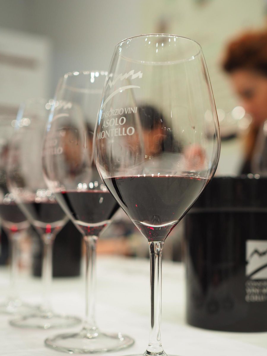 our #Recantina was one of the #gueststar of the #winetasting that took place at the @AsoloMontello stand at @VinitalyTasting 
#GiustiWine #asoloMontello #redwine #winelover #winelife #DiscoverGiusti #vinitaly2019 #vinitaly