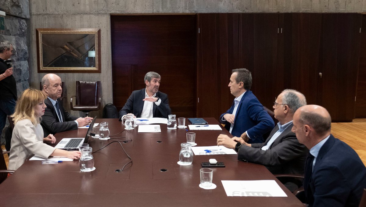 FClavijoBatlle's tweet photo. Hoy acordamos por unanimidad en el Consejo Asesor,y trasladé a los grupos,la solicitud de una reunión al presidente Sánchez para exigir que los recursos de los canarios y canarias se queden en las islas, y evitar que se hurten fondos para mejorar los servicios públicos esenciales https://t.co/UAGC6XDJxS