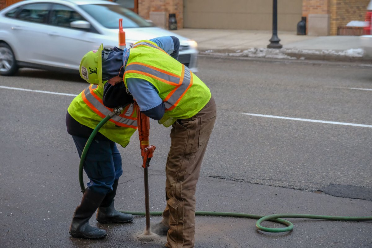 KalamazooCity's tweet image. Its National Work Zone Awareness Week, which serves as a reminder to motorists to pay attention and drive safely. Keep the men and women that work on our streets an infrastructure safe by slowing down and taking extra care in work zones. #Orange4Safety #NWZAW