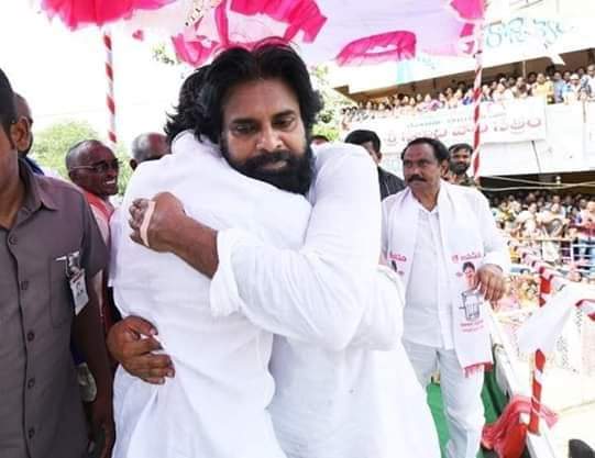 ArjunVcOnline's tweet photo. United Mega family 💪🏻💪🏻💪🏻
#AAwithPK
#AlluArjunWithJanasenani https://t.co/RURvhiyLoC