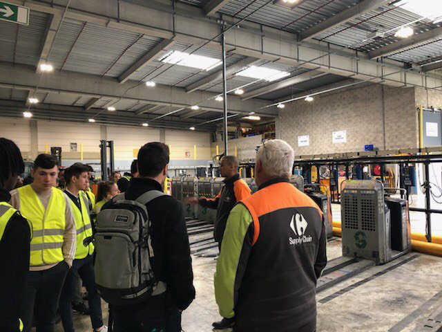 CarrefourRecrut's tweet photo. Les étudiants ont pu voir en une matinée, tout ce qui se passe dans un entrepôt #CarrefourSupplyChain pour que les produits arrivent en magasin ! RDV demain pour la visite du magasin #CarrefourHyper d'Athis Mons 😀 #MetiersCocaColaCarrefour https://t.co/nfCBAHBIm3