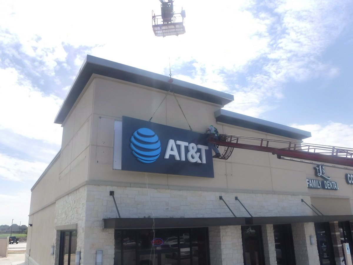bakerssignstx's tweet image. Out with the old and in with the new at AT&amp;amp;T in Pearland, Tx. Great work guys. Looking good! #signremoval #signinstallation #bakerssigns