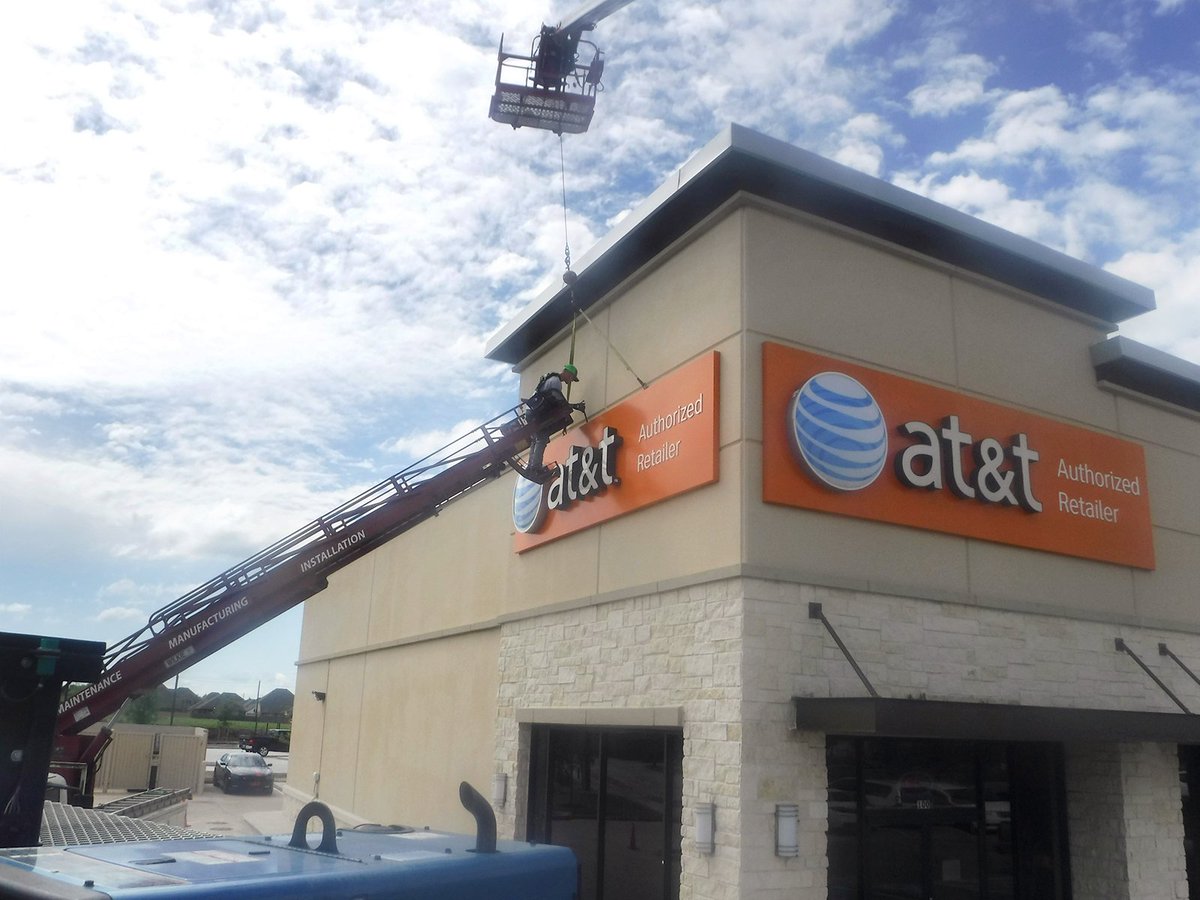 bakerssignstx's tweet image. Out with the old and in with the new at AT&amp;amp;T in Pearland, Tx. Great work guys. Looking good! #signremoval #signinstallation #bakerssigns