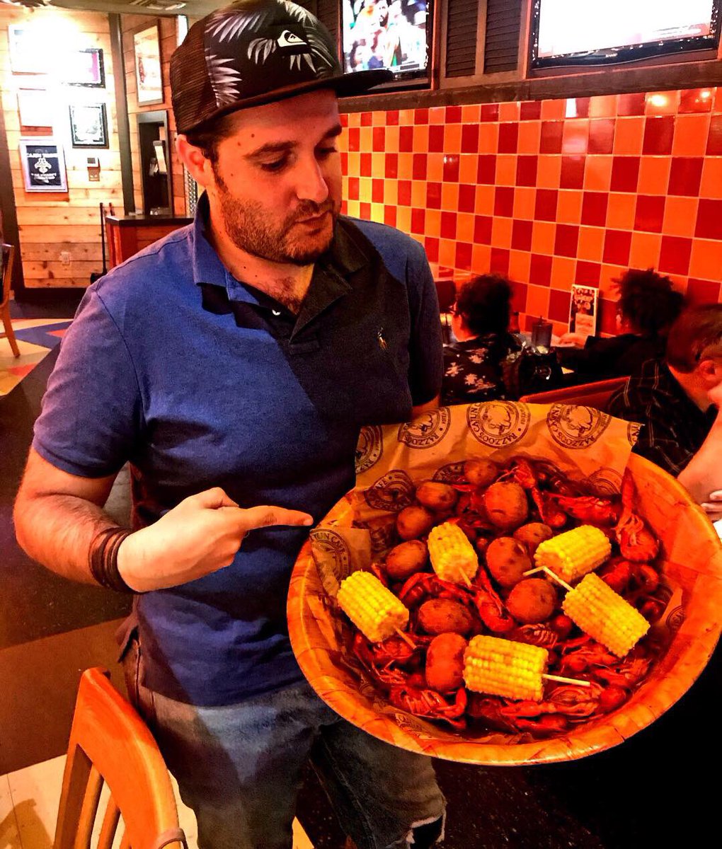 ShowmoonMag's tweet photo. 🦞The home of the crawfish. We spent a very good time with our friends from @atxfoodblogs at the delicious @Razzoos_Cajun Great celebration of the National Crawfish day with friends and flavors.
#austin #razoos #crawfish #foodie #travel #texas #cajun https://t.co/xApIfWjp5G