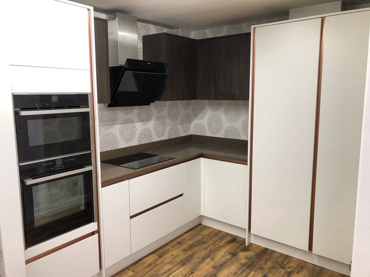 A very modern look Linear Walnut & matt white kitchen featuring a copper trim with #granite worktops #modernkitchen #home #copperkitchen #topfitkitchens #kitchen #bespoke #granite #kitchendesign #topfit #thekitcheninstallationexperts #kitchensofinstagram #bikbbi #happycustomer