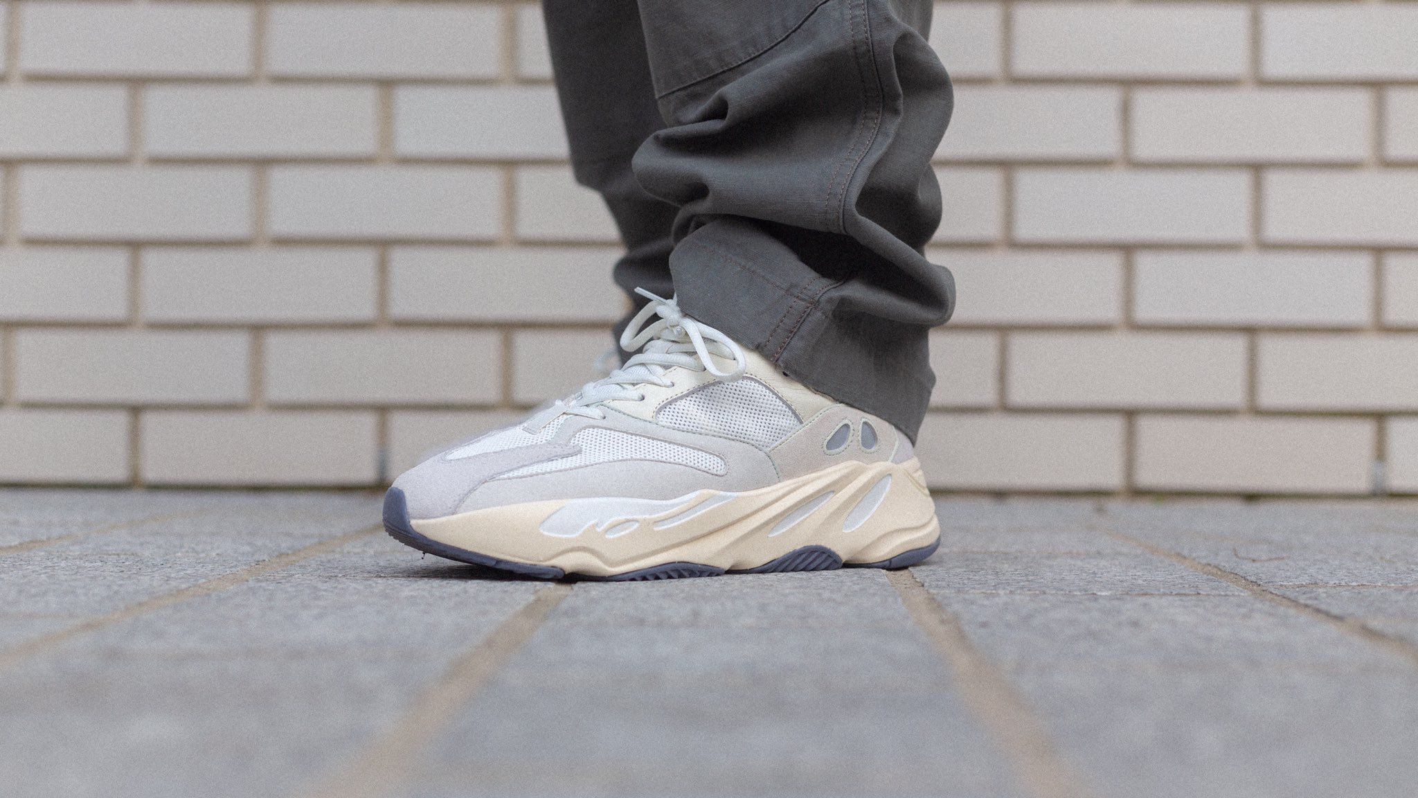 700 analog on feet