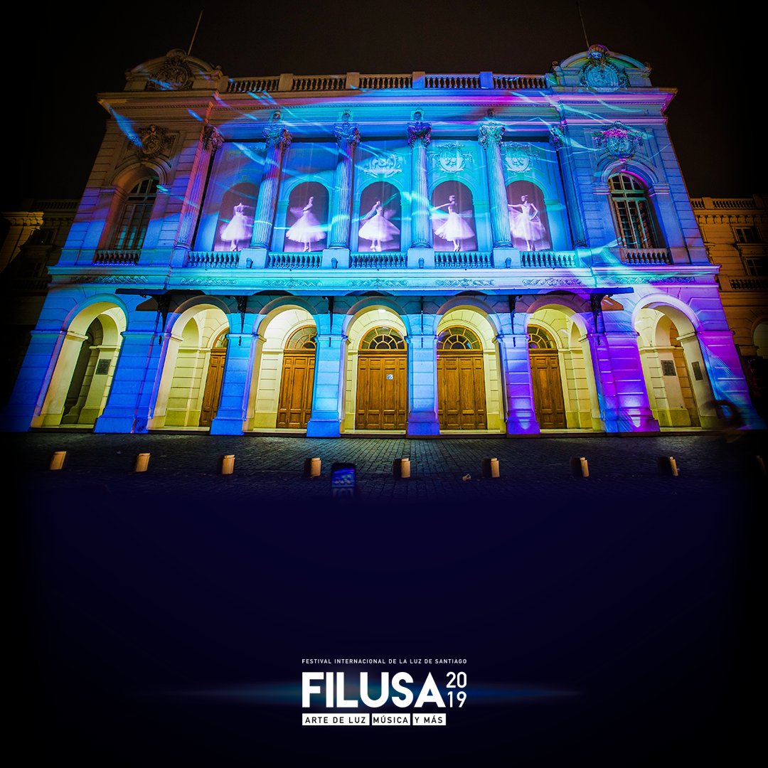 filusachile's tweet photo. Santiago se encendió por 3 noches seguidas gracias a la primera edición de #Filusa2018. El cual iluminó el Casco Histórico de la Capital con mappings, espectáculo de luces e intervenciones urbanas a cargo de artistas internacionales. ¿Y tu, asististe a este gran evento? https://t.co/GY1ygQVITd