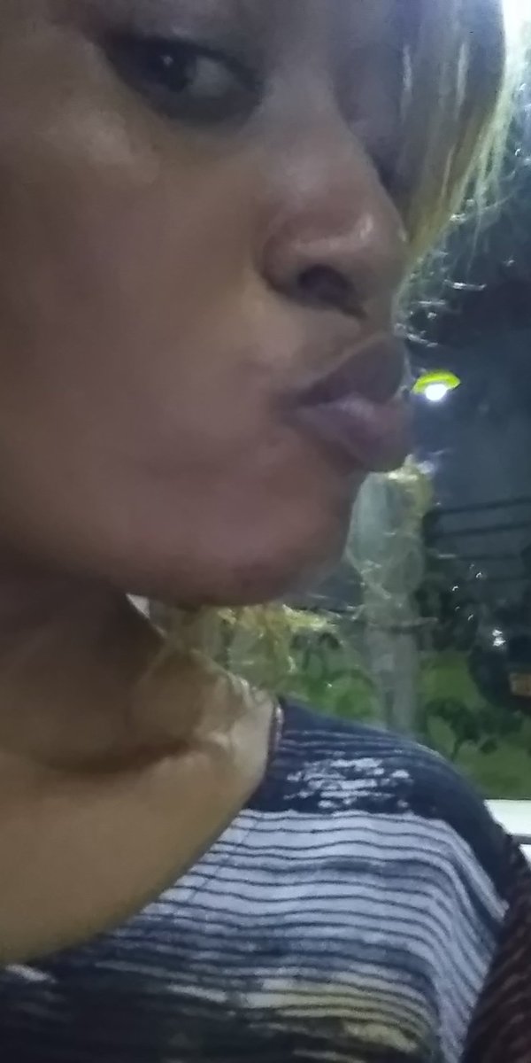 NelleMedja's tweet photo. Je mange...j'ai besoin d'un bon livre https://t.co/Qh7PZg4KCB