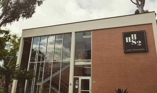 BBS_LBSU's tweet image. Glass game is on point. #powerwashing #cleanwindows #shinywindows #GoBeach #csulbhealthservices