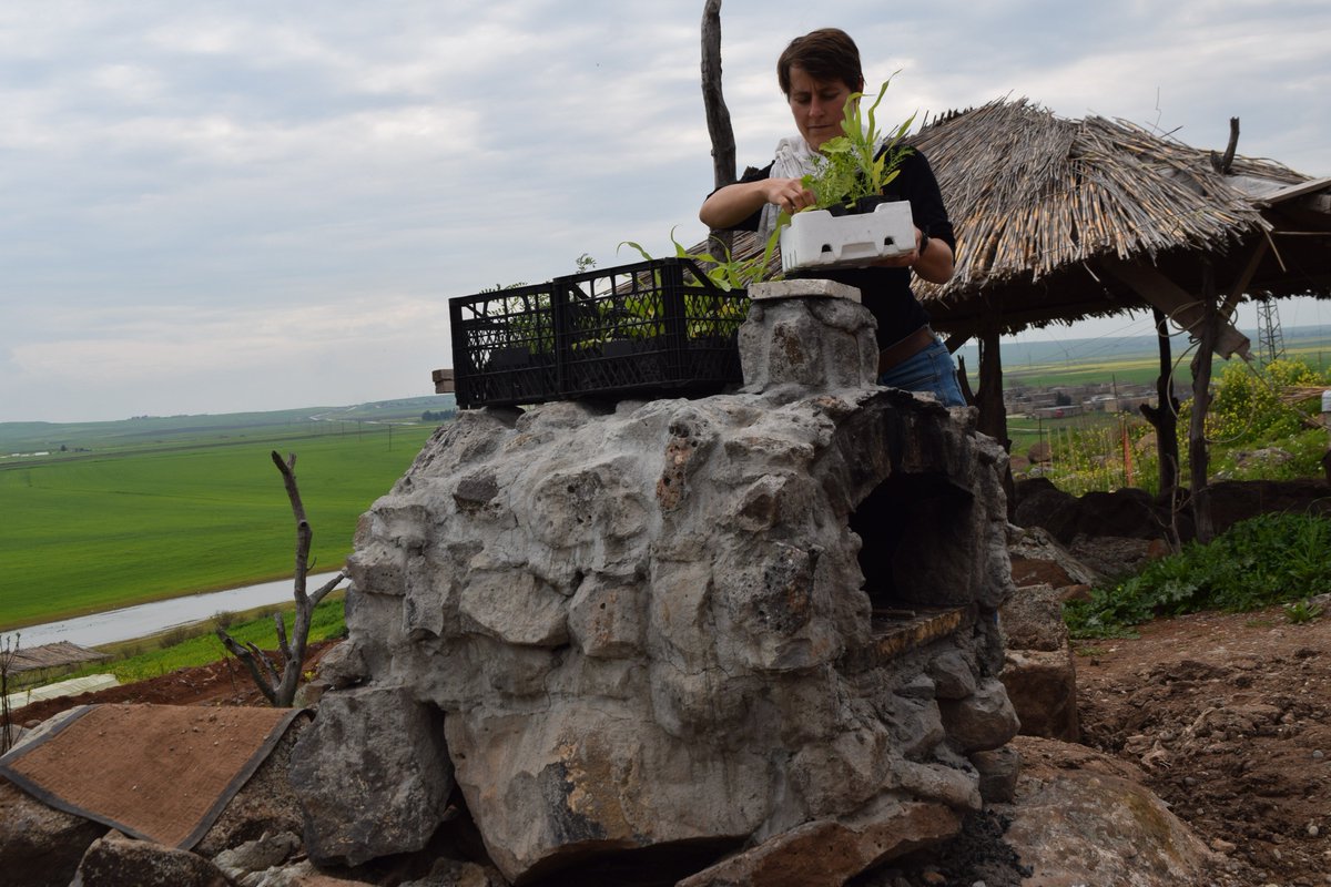 Spring has come to Rojava! Get some impressions of our work in the last month on our website! #GreenRojava #Rojava #NorthernSyria #SocialEcology
makerojavagreenagain.org/2019/04/09/pic…