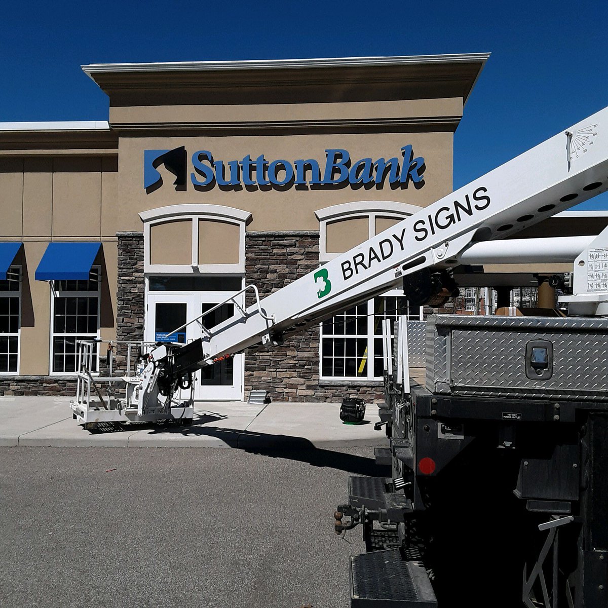 BradySignCo's tweet image. Back out east today in Tallmadge starting a two day install for our friends at Sutton Bank. These halo lit fabricated aluminum letters are going to look great day and night. #BankSignage #OurSignsMeanBusiness
