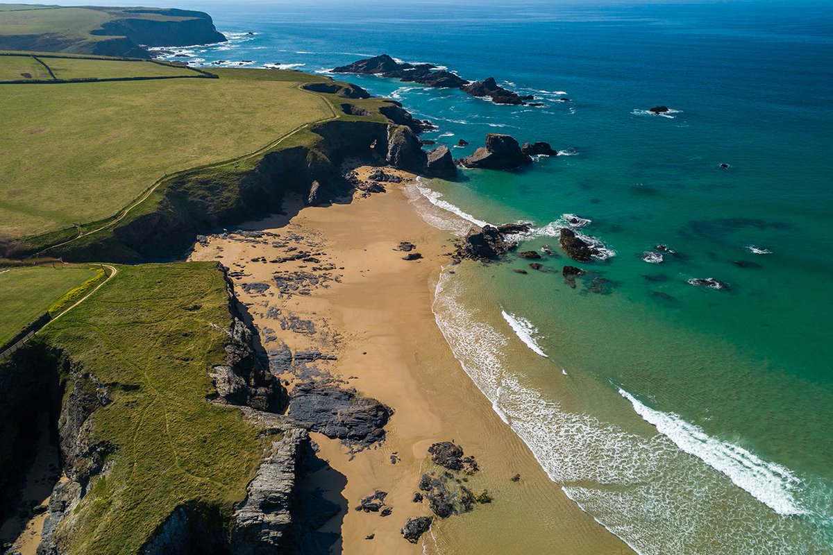 RohrsAndRowe's tweet photo. P O R T H C O T H A N 🌊 One of our favourite beaches, in the fabulous Seven Bays area. If you're looking for somewhere to go this Easter holidays, here it is!

#aspirationallivingcornwall
#porthcothanbay
#sevenbays
#easterexploring
#cornwalladventures
#lovecornwall https://t.co/bH8oi7P6Ag