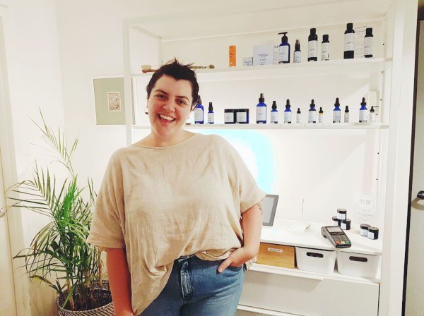 Torontonicity's tweet photo. I loved the Luminous Light Therapy #Facial I had @ProvApothecary Skincare Clinic in #Toronto . The LED light reduced my rosacea and gave my skin an even tone. Thank you Fran Allen! https://t.co/qYgWVP8aWi #organicskincare https://t.co/drTREeGLWd