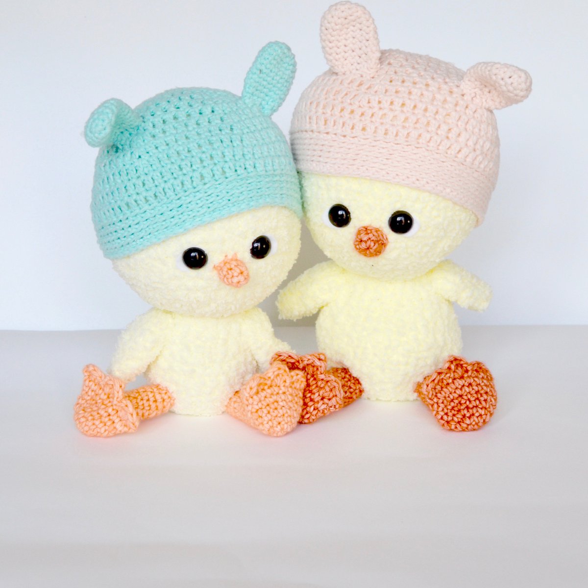 YES! Het patroon van Sam het kuiken staat vanaf vandaag in de webshop! 
woolytoons.com/pattern/sam-he… But also in English UK and US and German...Sam the Chick pattern by Tessa van Riet-Ernst ravelry.com/patterns/libra…
