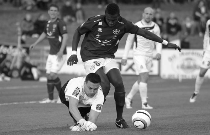 Ingvar Þór Kale of <a href="/BreidablikFC/">Breiðablik FC</a> scrambles for the ball before Babacar Sarr of <a href="/selfossfotbolti/">Selfoss fótbolti</a> gets to it in a 2012 @Pepsideildin match #Iceland #Goalkeeper #Goalkeepers #Football #Soccer #History 📷sunnlenska.is
