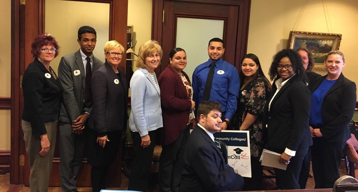 SusanLooney's tweet image. A warm &amp;amp; wonderful meeting with @SenJudySchwank and @RACC_edu students at #LobbyDay @pacommunitycoll #PANeedsCommColl #RACCPROUD