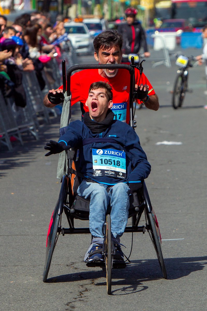 La Federación de Periodistas Deportivos de Andalucía homenajea a José Manuel y Pablo Roas. Padre e hijo, dos clásicos del <a href="/MaratonSevilla/">Zurich Maratón de Sevilla</a>, fueron distinguidos en Rota con el premio ‘Valores humanos’ en la gala anual de la FPDA. Nos seguís emocionando cada día. GRANDES!!! 👏👏