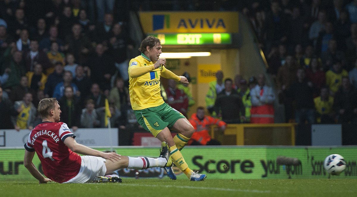 NorwichCityFC's tweet photo. 💬 “Most of my childhood was spent with a football at my feet. The whole street would come out to play where we lived. We’d play up against hedges and against the walls. Playing on the streets is where I got the bug for it.” #ncfc 

Happy birthday, @Grantholt31! 🎁🎉🎂 https://t.co/XuToWmNRNx