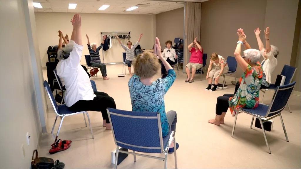 Fondation_IUGM's tweet photo. Du 9 avril au 28 mai prochain, le Centre AvantÂge offrira une formation de yoga sur chaise ou sur tapis. 

Cette formation ressourçante permet à toute personne de faire l’apprentissage d’une série d’exercices combinant relaxation, respiration et posture : https://t.co/ODWKP2zq7s https://t.co/dL4dF1hCeu
