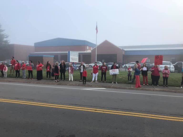 GrimesJoni's tweet photo. Tulip Grove walk-in this morning - Amazing support from administrators, teachers, parents, and students to advocate for fully funding MNPS! #Red4EdNash @MayorBriley @MetroSchools @TulipGroveES @Stevegfg https://t.co/wetHHoZxoP