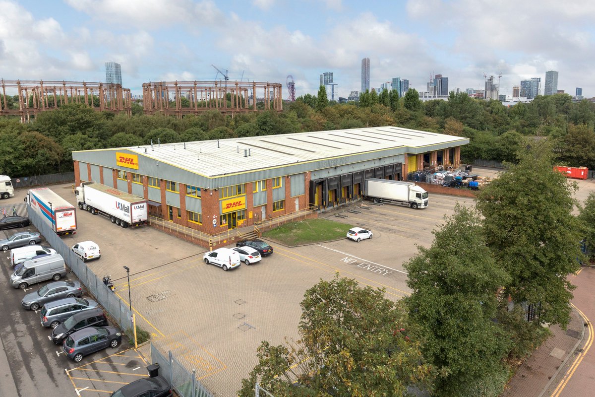 Oli_Forster14's tweet photo. Delighted to advise DHL Parcel UK Ltd on the sale and leaseback of four UK parcel distribution facilities @cbre_birmingham. A great team effort from DHL and CBRE (#Hutchinson, #Blakely, #Sey, #Woolhouse, #Woods) #realestate #investment #logistics @CBRE_UK https://t.co/vdO1tVwCcr