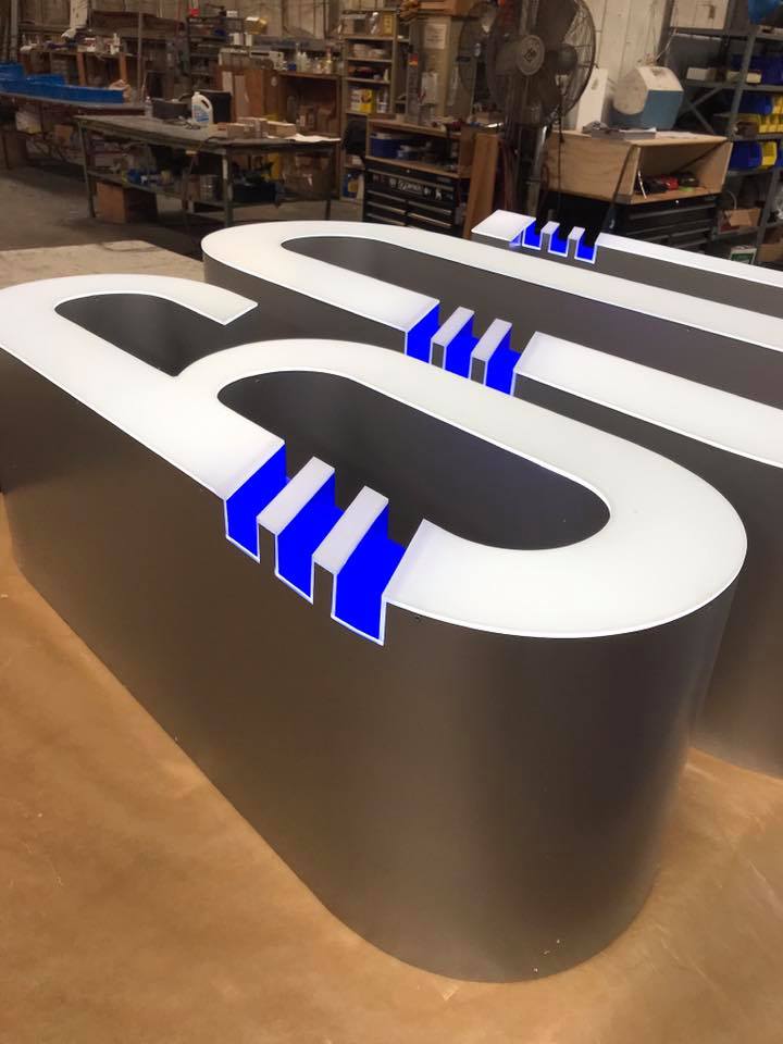 ArrowSign's tweet photo. The fabricated aluminum and acrylic numbers will suspend over the entry to the new 601 City Center building in Downtown Oakland.
@oakbuilt #arrowsigns #signs https://t.co/HCZT2KnnAi