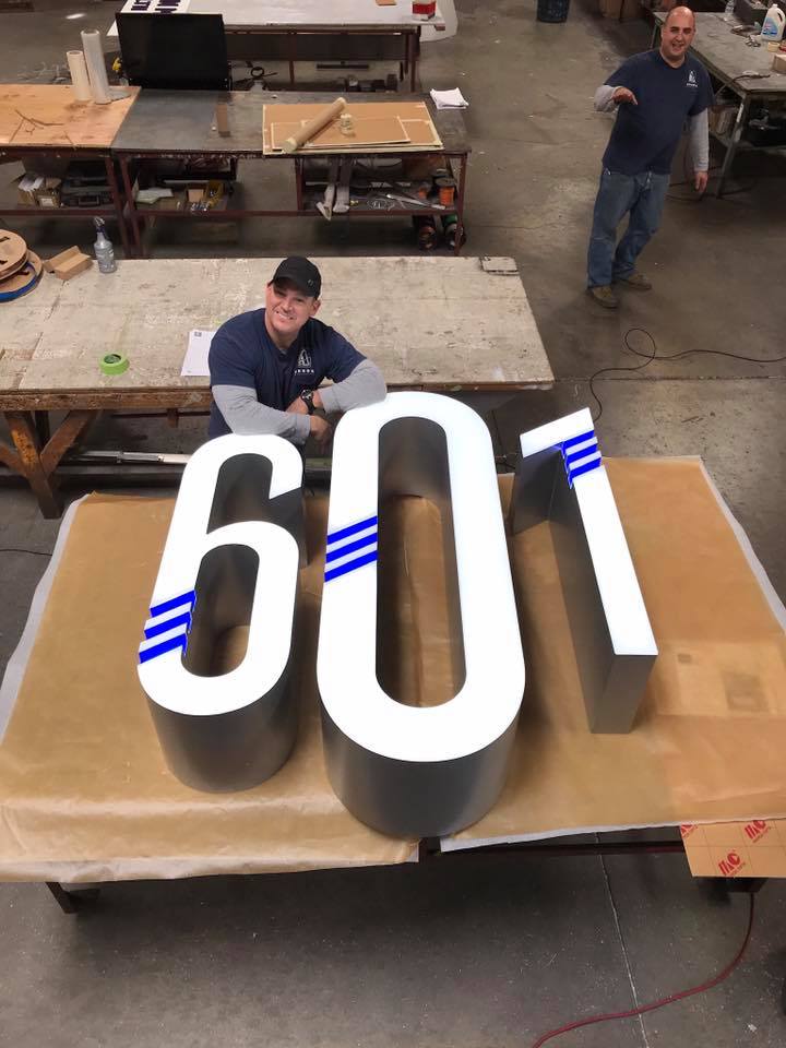 ArrowSign's tweet photo. The fabricated aluminum and acrylic numbers will suspend over the entry to the new 601 City Center building in Downtown Oakland.
@oakbuilt #arrowsigns #signs https://t.co/HCZT2KnnAi