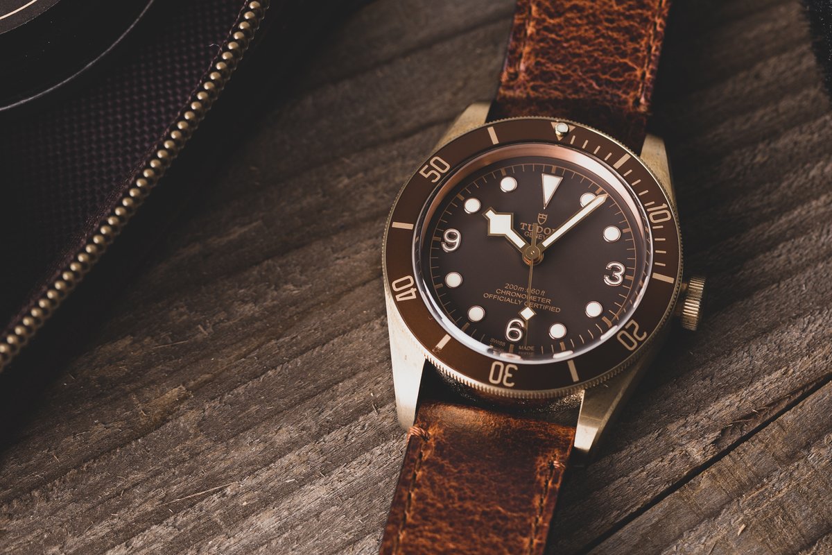 1916company's tweet photo. Black Bay Standout.
The Tudor Heritage Black Bay 79250BM.
Shop Here: https://t.co/ynvEXRfjqg
Follow @WatchBox_Global for more!
#WatchBox #Tudor #TudorWatch #BornToDare #DailyWatch
#IGWatch #TudorBlackBay #WatchFam #Watchgram #InstaWatch https://t.co/v6K5zzkJe5