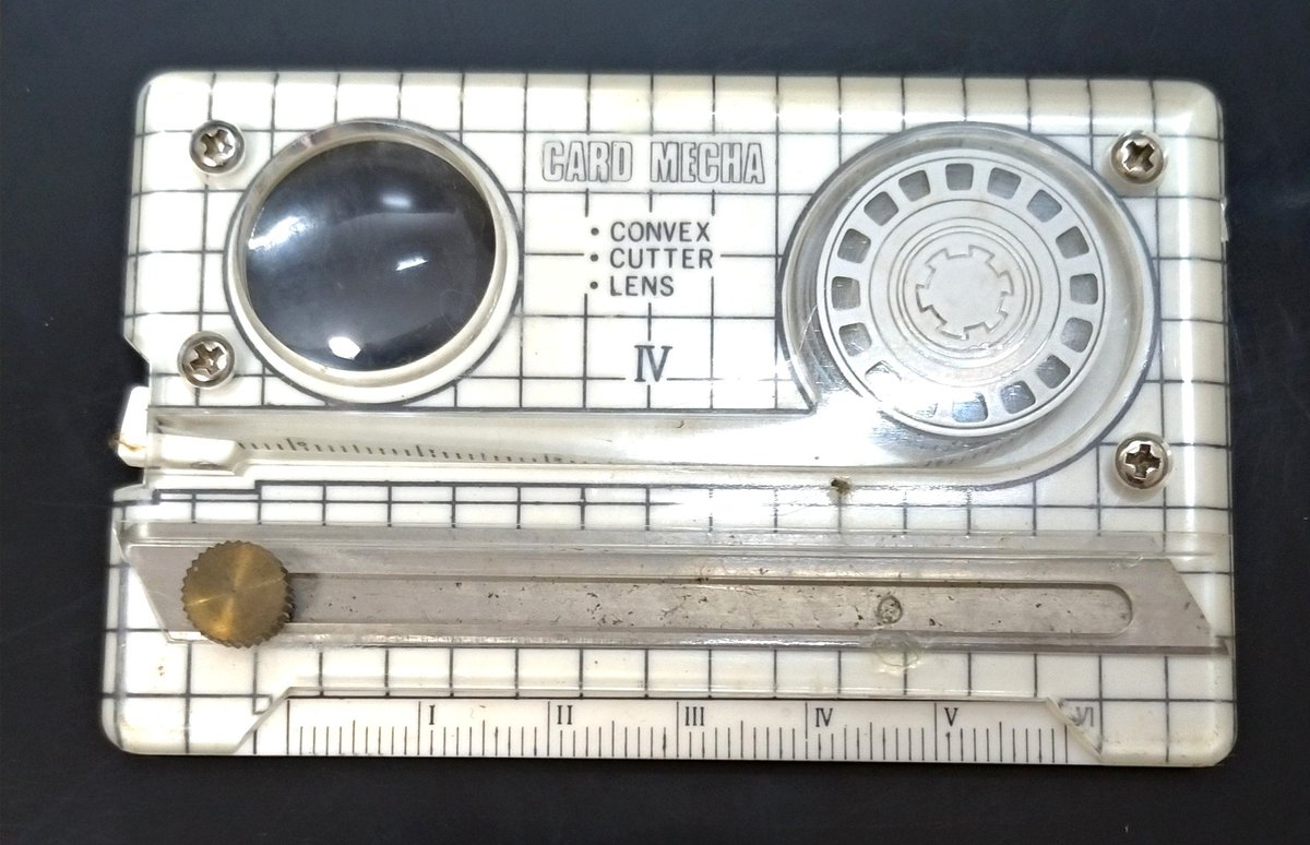 伊咲ウタ きみのせかいに恋はない配信中 على تويتر ザ昭和な文房具詰め合わせグッズが発掘されました カッター 定規 拡大レンズ メジャーが一つになったカセットテープ型のカードです 手のひらサイズでカワイイです