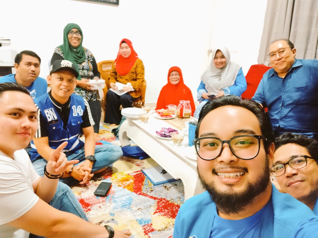 aliamirrazali's tweet photo. Alhamdulillah, sampai juga Sendayan.
With Dato' KB Damansara, Datin Ketua Wanita, KP, NKP and geng2 Pemuda, Puteri D'sara ๐
Rombongan Damansara lawat petugas-petugas #PRKRantau โ๐ผ
Terserempak gak ngan geng BNYV, @elleyhrazif who is also Puteri D'sara
#LifeAsAPemuda https://t.co/aG0K6nGiKV