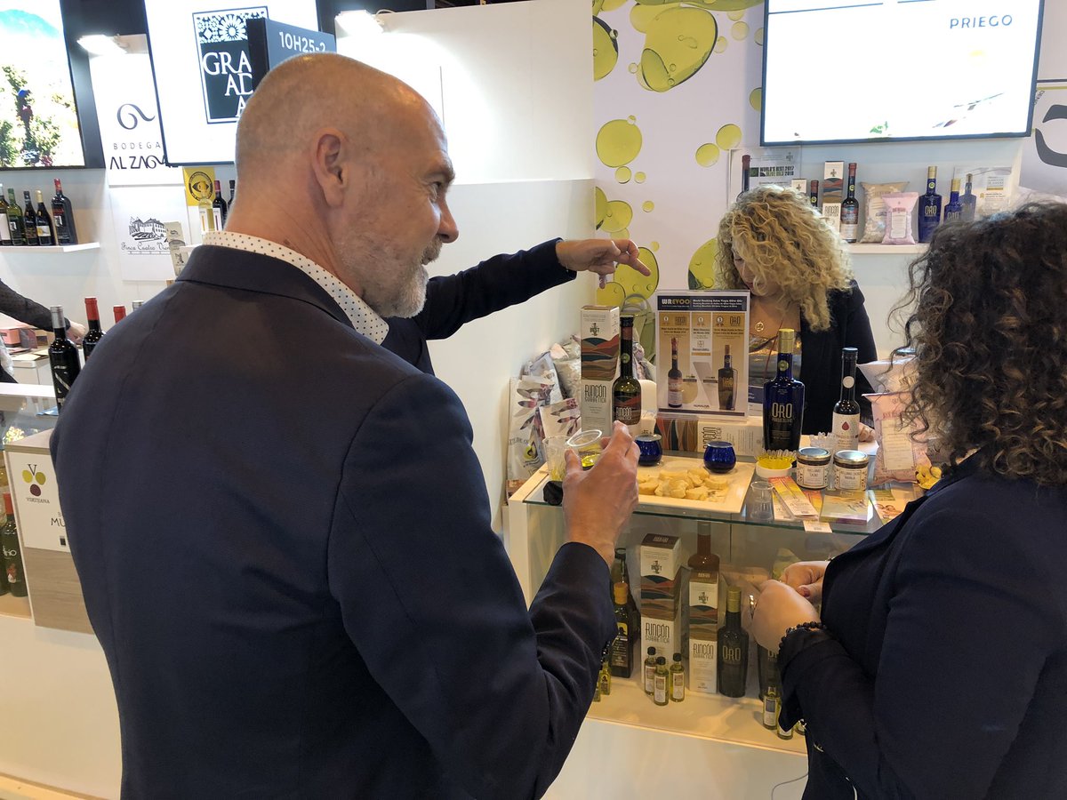 Tenemos mucho que ofrecer en el Pabellón 10, zona #Andalucía. El mejor #AOVE ecológico del mundo, vinagre de membrillo <a href="/San_nicasio/">Patatas San Nicasio</a> en @SalonGourmets.

#SG19 #AlmazarasDeLaSubbética #Almaliva
#Alimentación #Gastronomía