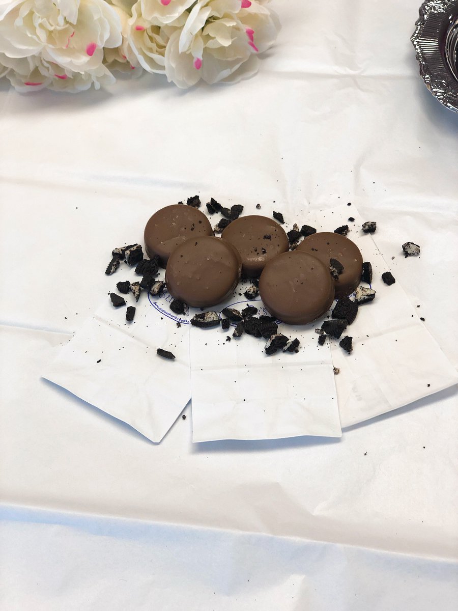 Escape the snow ❄️ &amp; come check out our delicious chocolate Oreos ✨ | #susiessweetshoppe