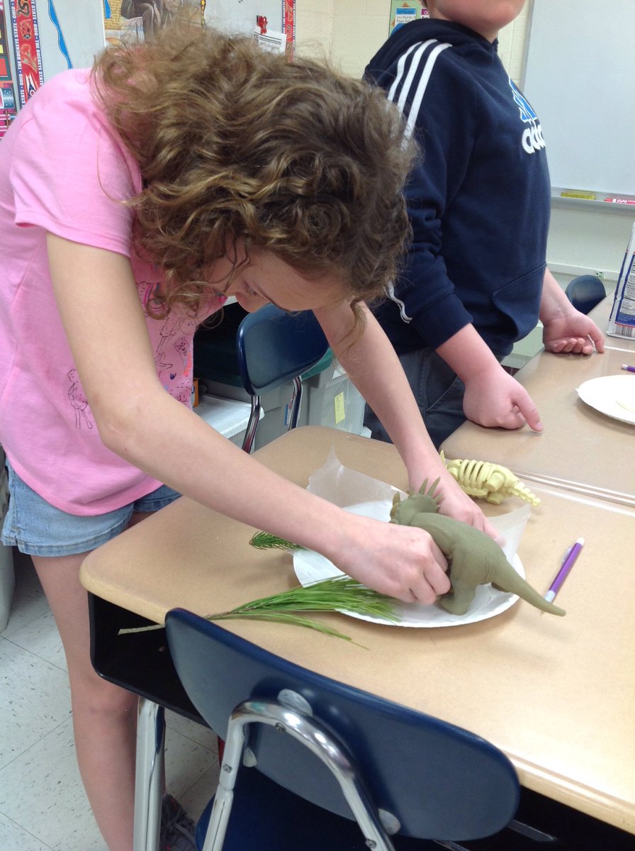flyers4thgrade's tweet photo. Creating trace fossils. #melemflyerpride @flyers4thgrade https://t.co/NcmCKWz1tG