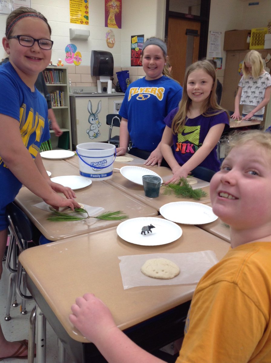 flyers4thgrade's tweet photo. Creating trace fossils. #melemflyerpride @flyers4thgrade https://t.co/NcmCKWz1tG