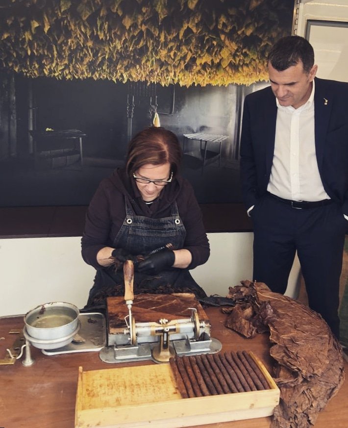Manifatture's tweet photo. Come ogni anno, in questi giorni siamo al #Vinitaly. E la nostra #sigaraia Claudia ha mostrato la tecnica, la passione e l'impegno necessari per realizzare il #sigaroToscano anche al Vicepresidente del Consiglio @matteosalvinimi e al Ministro @giamma71 (@Mipaaft_) https://t.co/o1HXdGMdU9