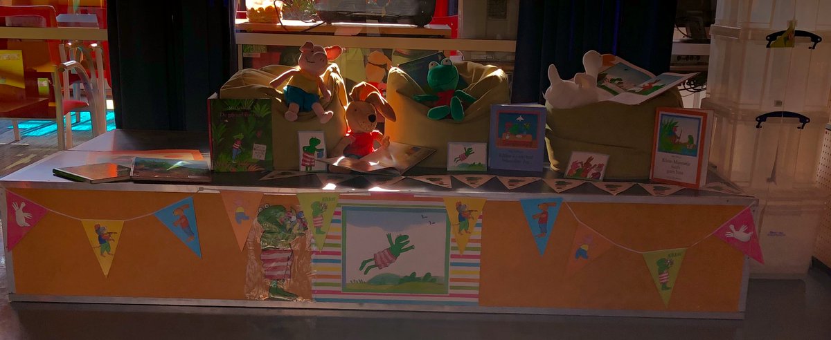Leesbevorderingscampagne rondom Kikker is Kikker in de aula van onze bibliotheek op school.