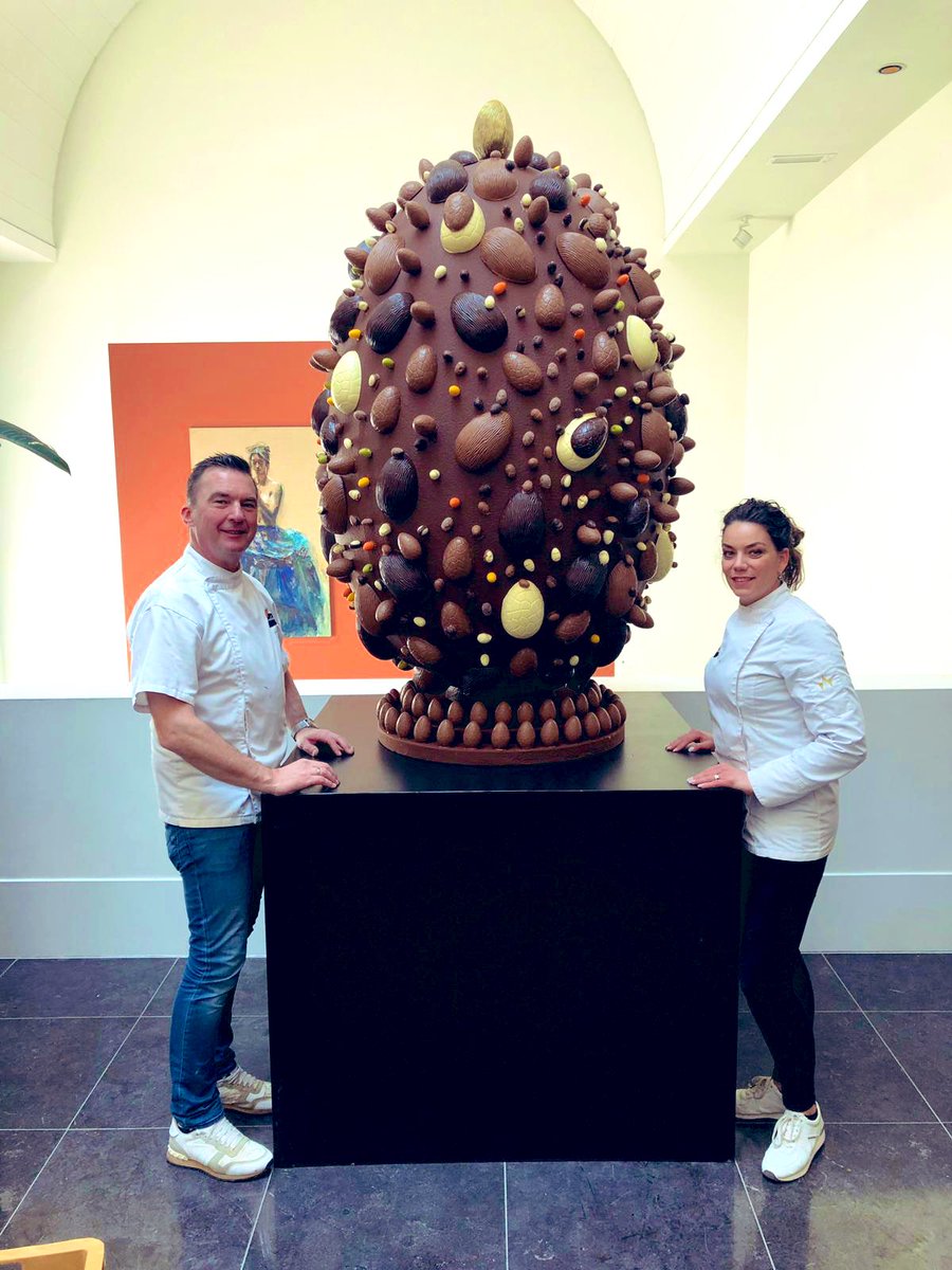 RLRozenbroek's tweet image. Het is ons wederom gelukt: dankzij banketbakker Gosselaar uit Assen staat het grootste paasei van Nederland wederom op @hofvansaksen en krijgen onze paasgasten een bijzondere uitdaging straks voorgeschoteld!!