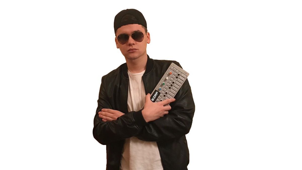 Vorterix's tweet photo. Chequeá el remix que @bizarrap y #Halpe hicieron de "Aturdido", el tema de @ZantoOk
👉👉 https://t.co/DI2kVeA8em
en 👉👉 https://t.co/BG2iDU3BDI https://t.co/LoJRK8Esxs